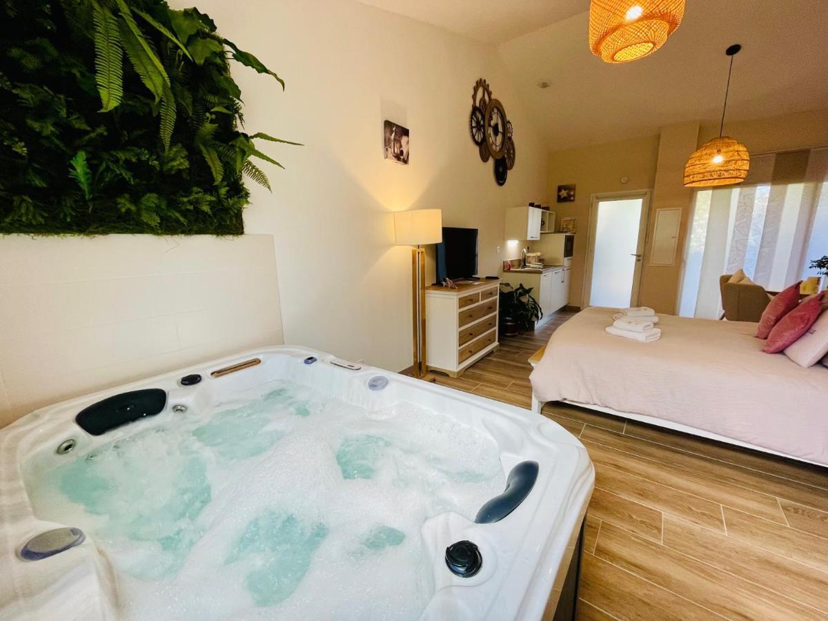 Les Jardins Du Castelas - Piscines, Jardins Et Spas Privatifs Uchaux Exterior foto